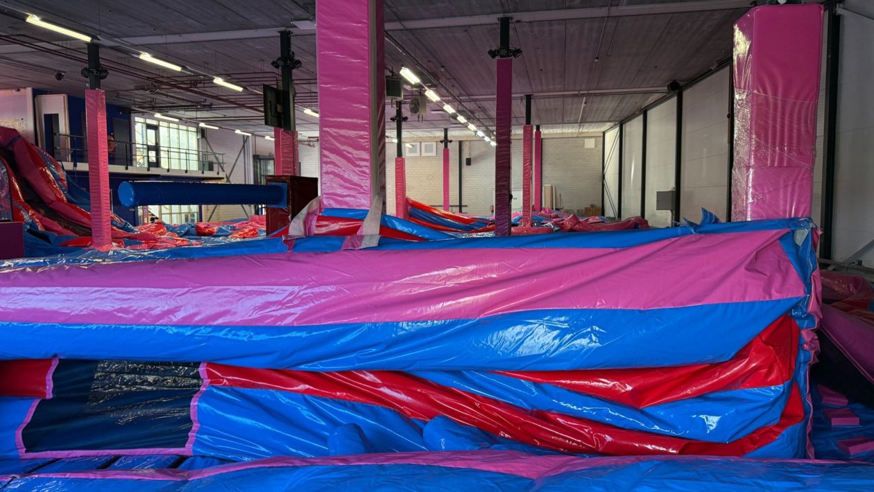 Brand in luchtkussenpark Velp: 80 mensen hals over kop naar buiten Foto: Martin Slijper