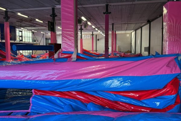 Brand in luchtkussenpark Velp: 80 mensen hals over kop naar buiten Foto: Martin Slijper