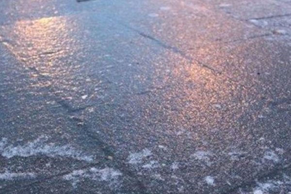 Pas op voor gladheid als er regen valt op de nog bevroren ondergrond. Foto: Omroep Gelderland