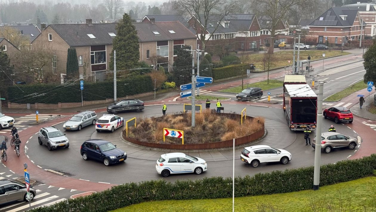 Vrachtwagen legt Velp-Noord plat: verkeer twee uur ontregeld Foto: Studio Rheden