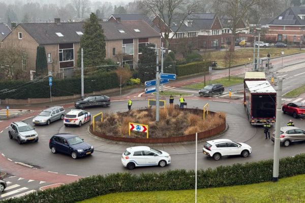 Vrachtwagen legt Velp-Noord plat: verkeer twee uur ontregeld Foto: Studio Rheden