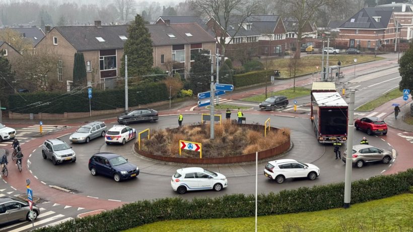 Vrachtwagen legt Velp-Noord plat: verkeer twee uur ontregeld Foto: Studio Rheden