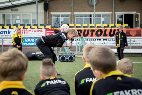 Freestyle voetbalicoon Guido geeft gratis workshop voor jeugd in Laag-Soeren Foto: Guido van Moorselaar