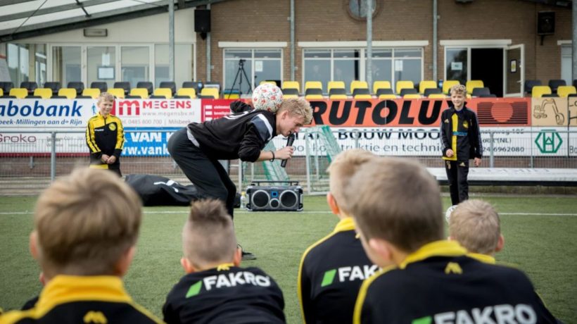 Freestyle voetbalicoon Guido geeft gratis workshop voor jeugd in Laag-Soeren Foto: Guido van Moorselaar