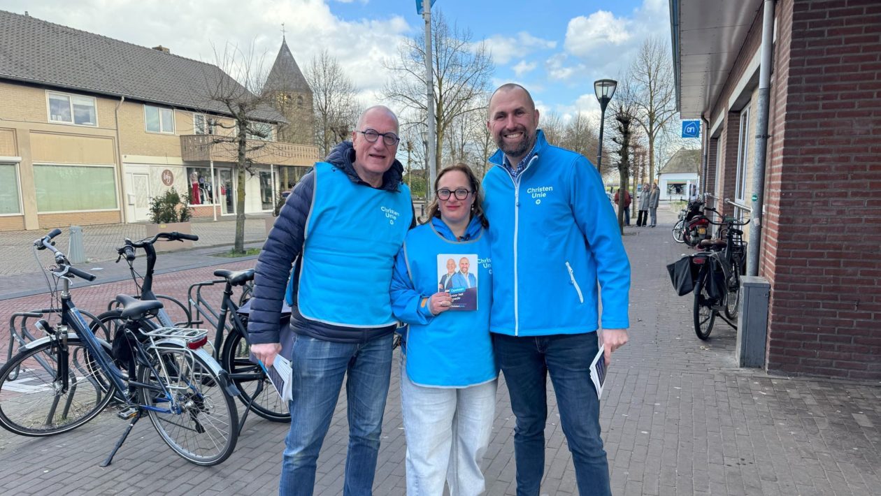 Anne-José (m) samen met haar vader (l) en lijsttrekker Simon de Ridder (r) Foto: Omroep Gelderland