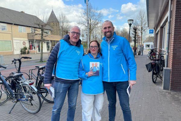 Anne-José (m) samen met haar vader (l) en lijsttrekker Simon de Ridder (r) Foto: Omroep Gelderland