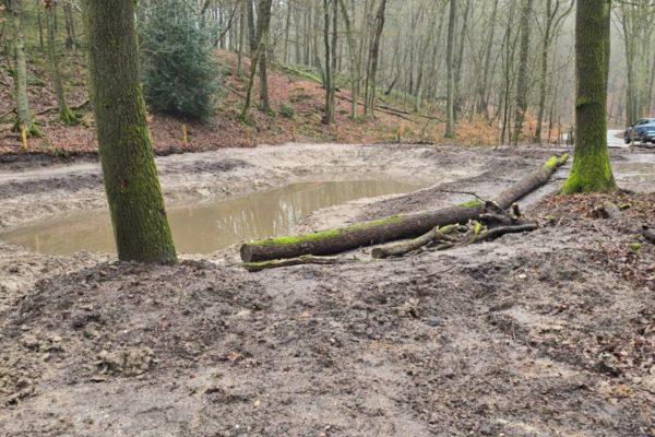 Parkeerplaats 'De Bocht' is nu een waterpoel Foto: Studio Rheden