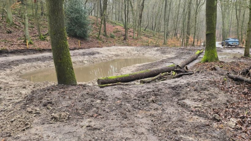 Parkeerplaats 'De Bocht' is nu een waterpoel Foto: Studio Rheden