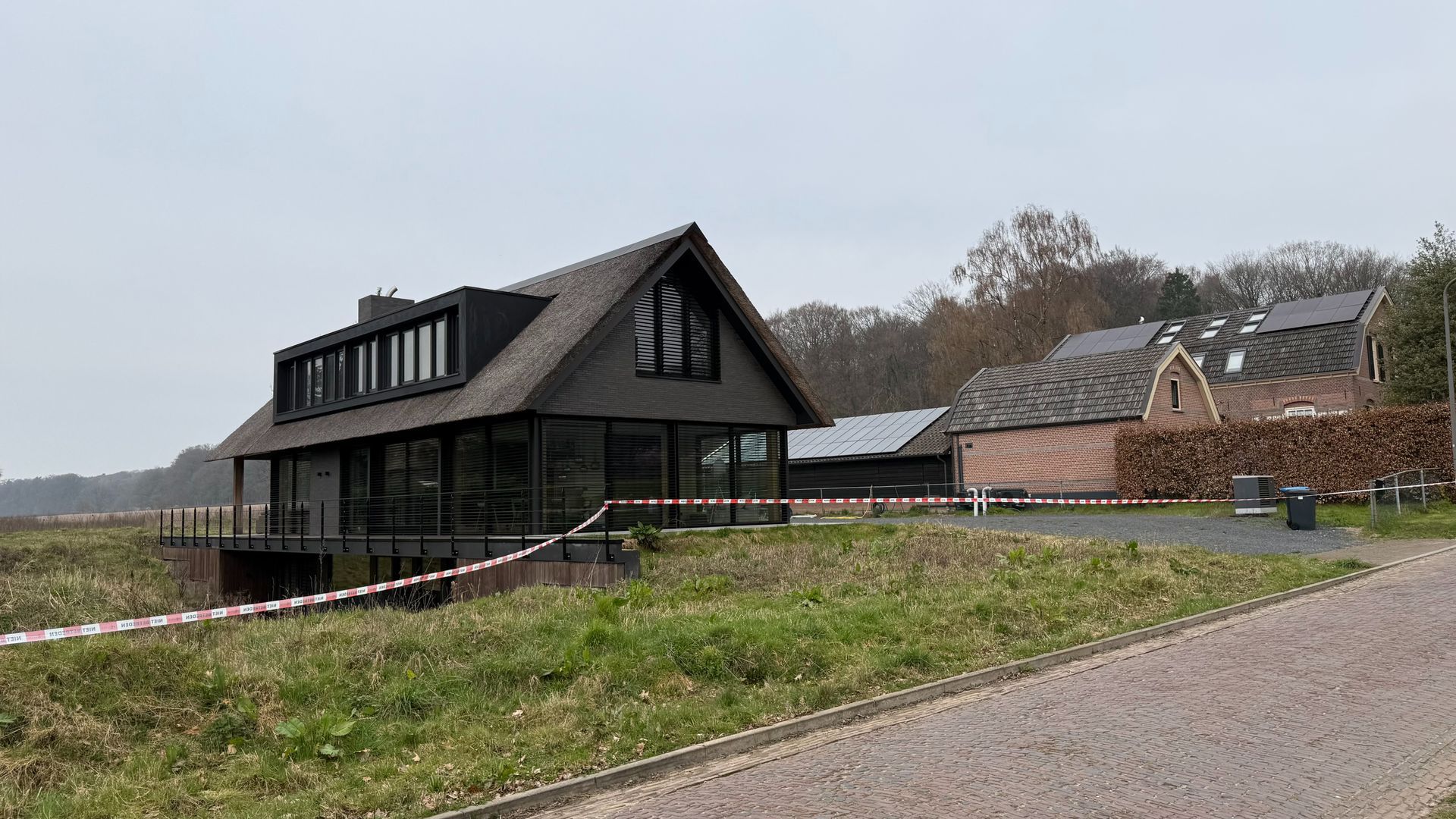 Meerdere schoten gelost bij woning in Rheden, politie doet onderzoek