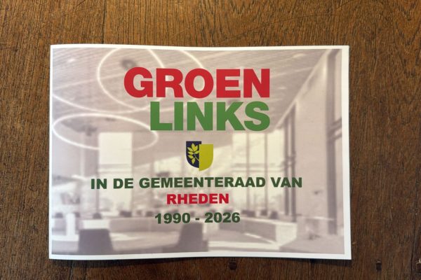 Burgemeester Van Eert ontvangt afscheidsboek GroenLinks Rheden Foto: GroenLinks