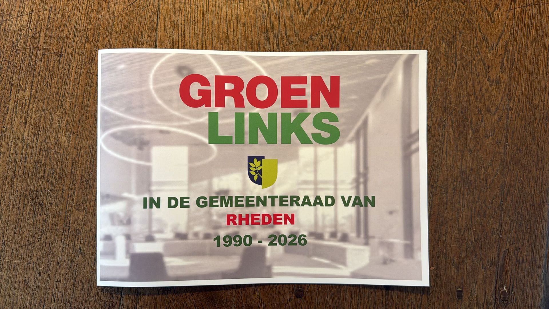 Burgemeester Van Eert ontvangt afscheidsboek GroenLinks Rheden