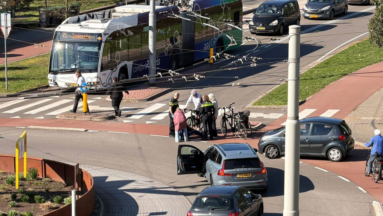 Racefietser rijdt oudere man van de sokken Foto: studio Rheden