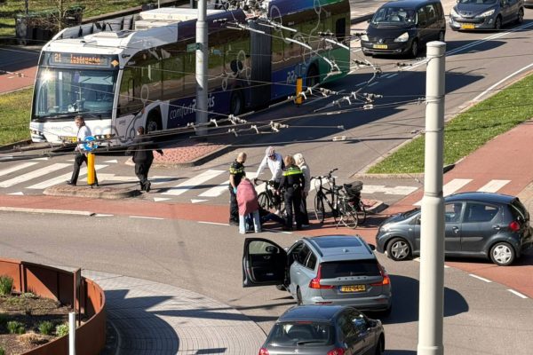 Racefietser rijdt oudere man van de sokken Foto: studio Rheden