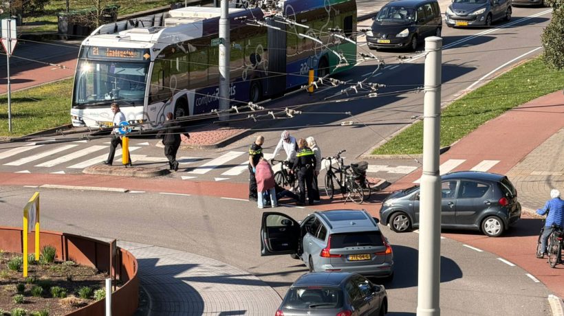 Racefietser rijdt oudere man van de sokken Foto: studio Rheden