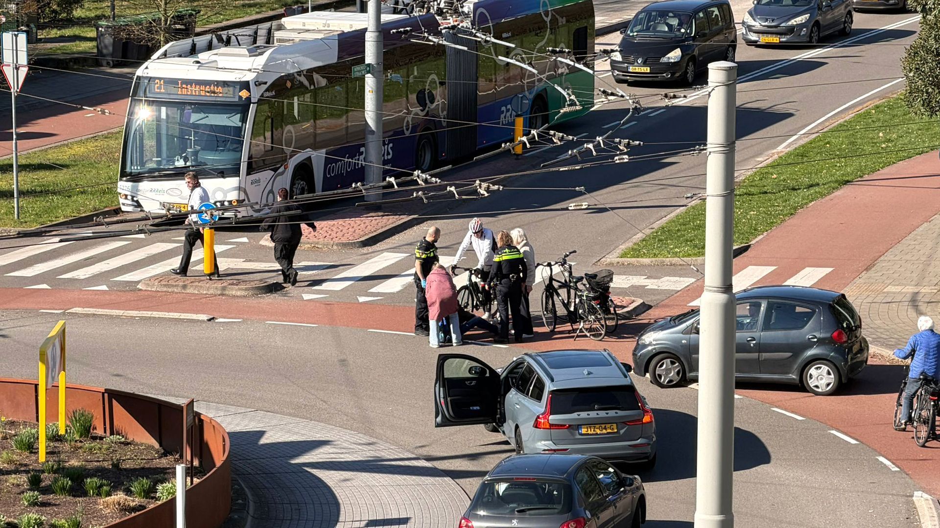 Racefietser kiest rijbaan, oudere man kan harde klap niet vermijden