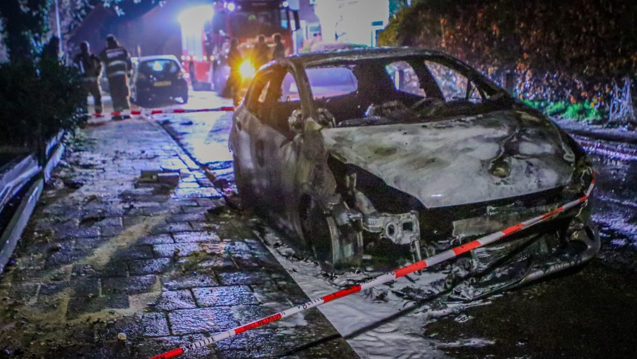 Auto gaat in vlammen op in Rheden Foto: Persbureau Heitink