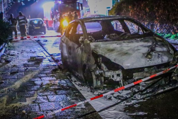 Auto gaat in vlammen op in Rheden Foto: Persbureau Heitink