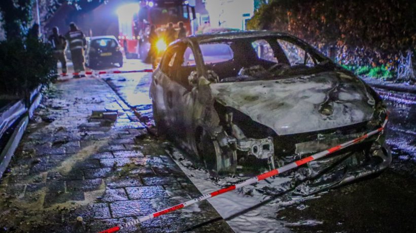 Auto gaat in vlammen op in Rheden Foto: Persbureau Heitink