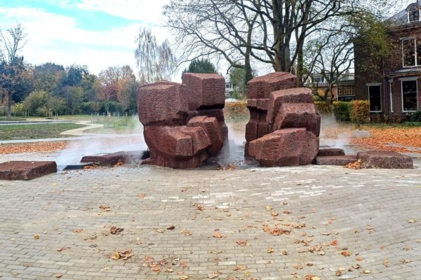 Kunstwerk De Bron bij gemeentehuis in De Steeg Foto: Jeroen van Gessel