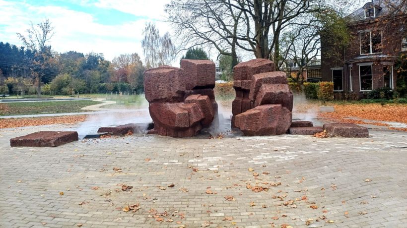 Kunstwerk De Bron bij gemeentehuis in De Steeg Foto: Jeroen van Gessel
