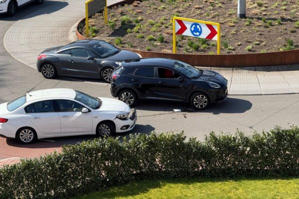 Auto blijft drie uur lang op rotonde staan Foto: Studio Rheden