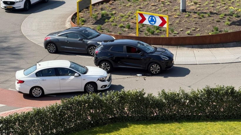 Auto blijft drie uur lang op rotonde staan Foto: Studio Rheden