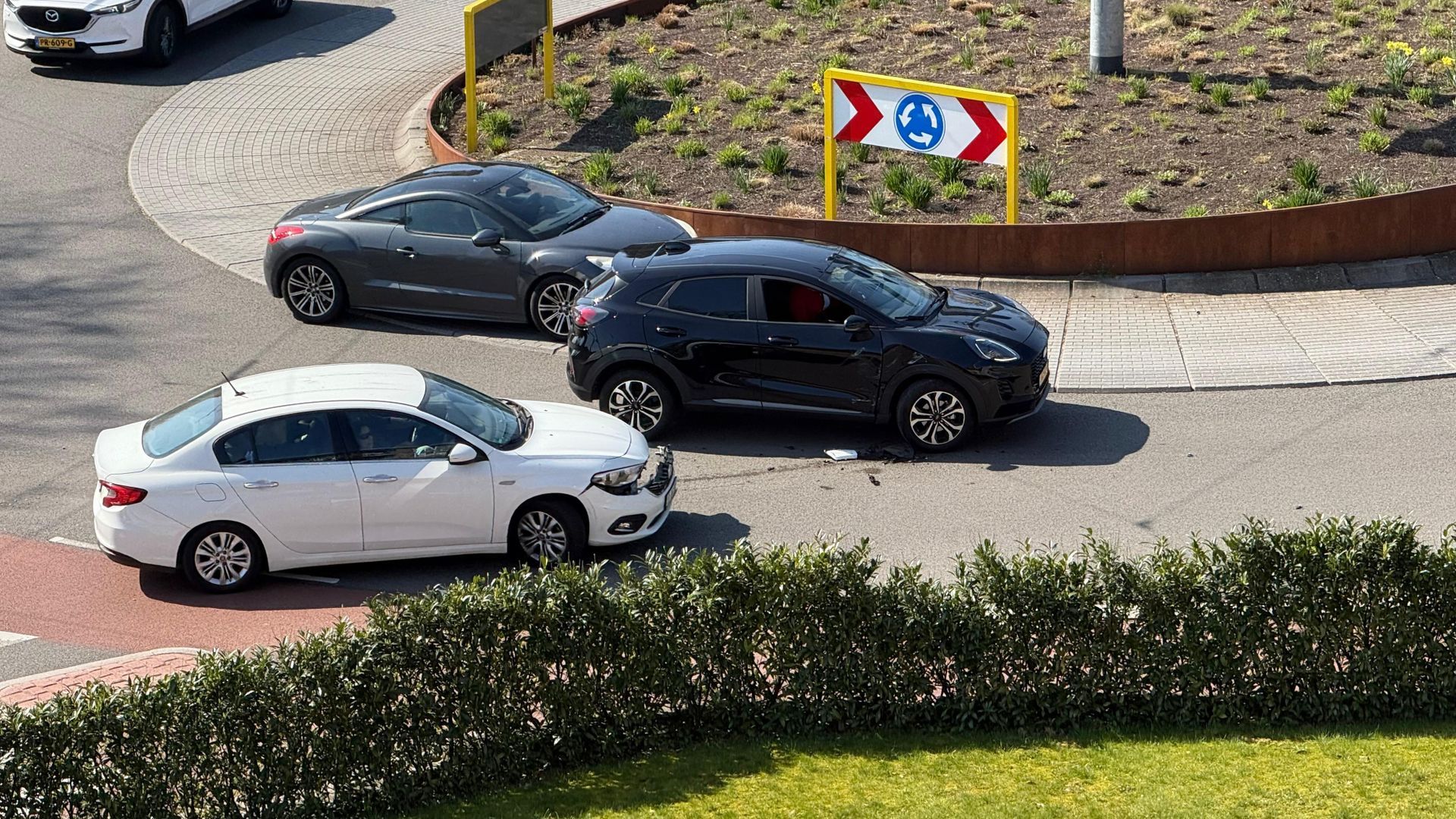 Auto blijft urenlang op rotonde staan na botsing in Velp