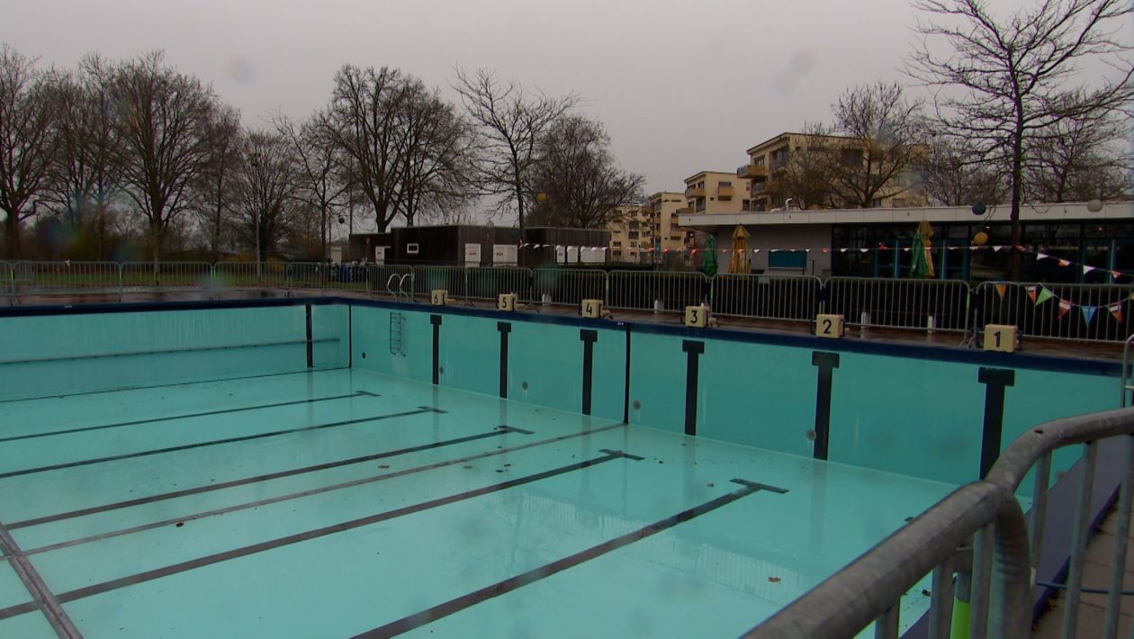 Het zwembard wordt klaargemaakt voor de opening Foto: Omroep Gelderland
