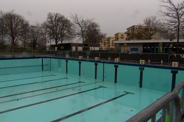 Het zwembard wordt klaargemaakt voor de opening Foto: Omroep Gelderland