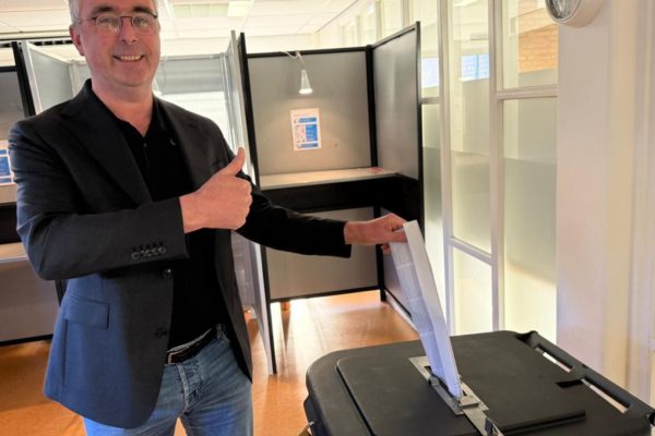 Stembussen zijn open. Lijsttrekker 50Plus was de eerste stemmer Foto: Martin Slijper