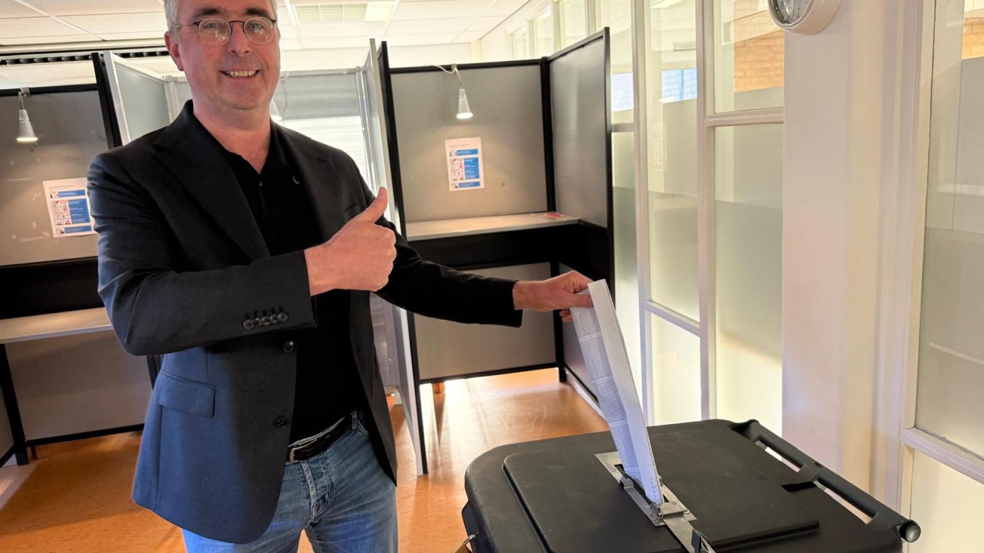 Stembussen zijn open. Lijsttrekker 50Plus was de eerste stemmer