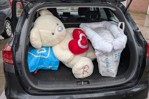 SP haalt veel babyspullen op in Rheden Foto: Robert Beuseker