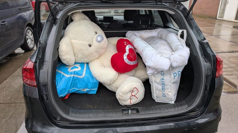 SP haalt veel babyspullen op in Rheden Foto: Robert Beuseker