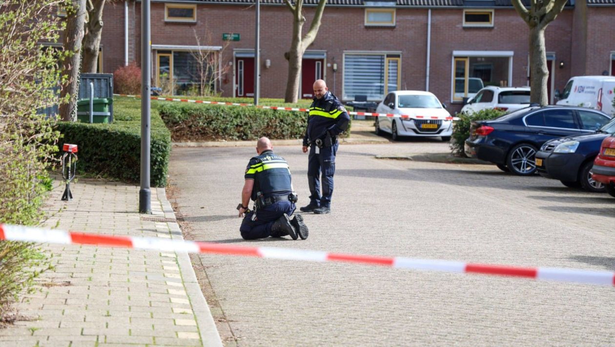 Politie doet onderzoek op straat. Foto: Persbureau Heitink