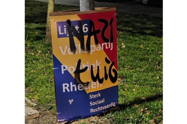 Campagneborden Volkspartij Politiek Rheden vernield Foto: VPR