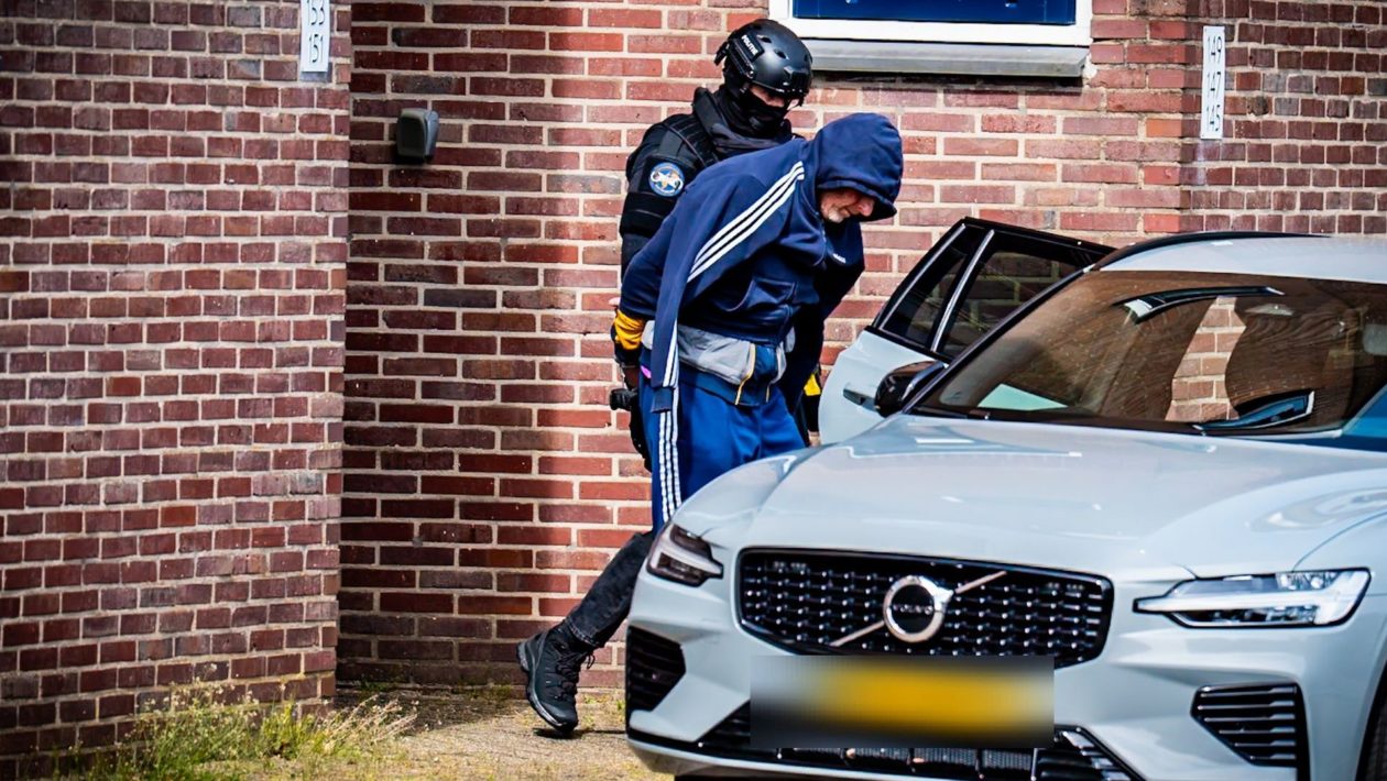 Arrestatieteam valt appartement Velp binnen Foto: Persbureau Heitink