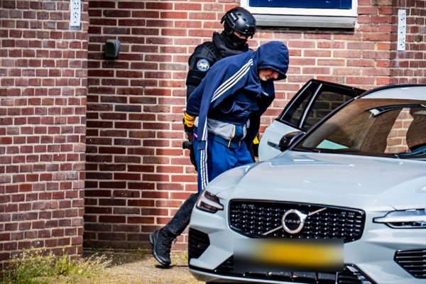 Arrestatieteam valt appartement Velp binnen Foto: Persbureau Heitink