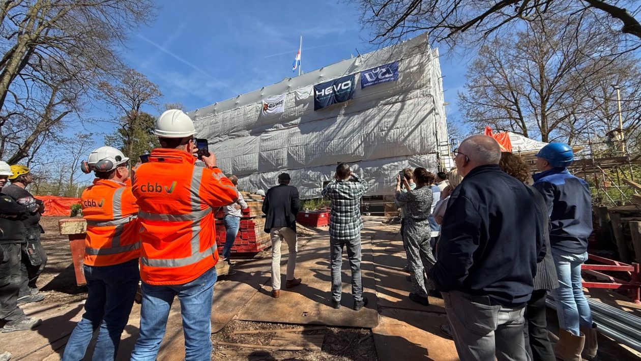 Wethouder laat vlag hijsen bij basisschool De Arnhorst Foto: Martin Sijper