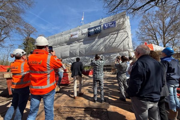 Wethouder laat vlag hijsen bij basisschool De Arnhorst Foto: Martin Sijper