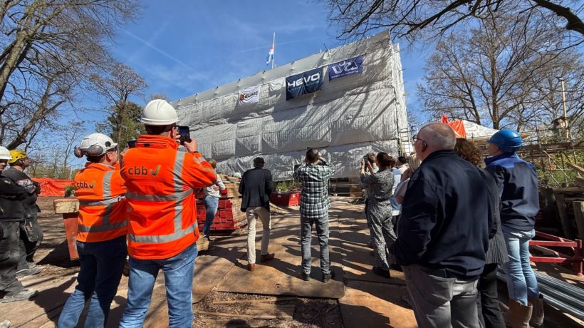 Wethouder laat vlag hijsen bij basisschool De Arnhorst Foto: Martin Sijper