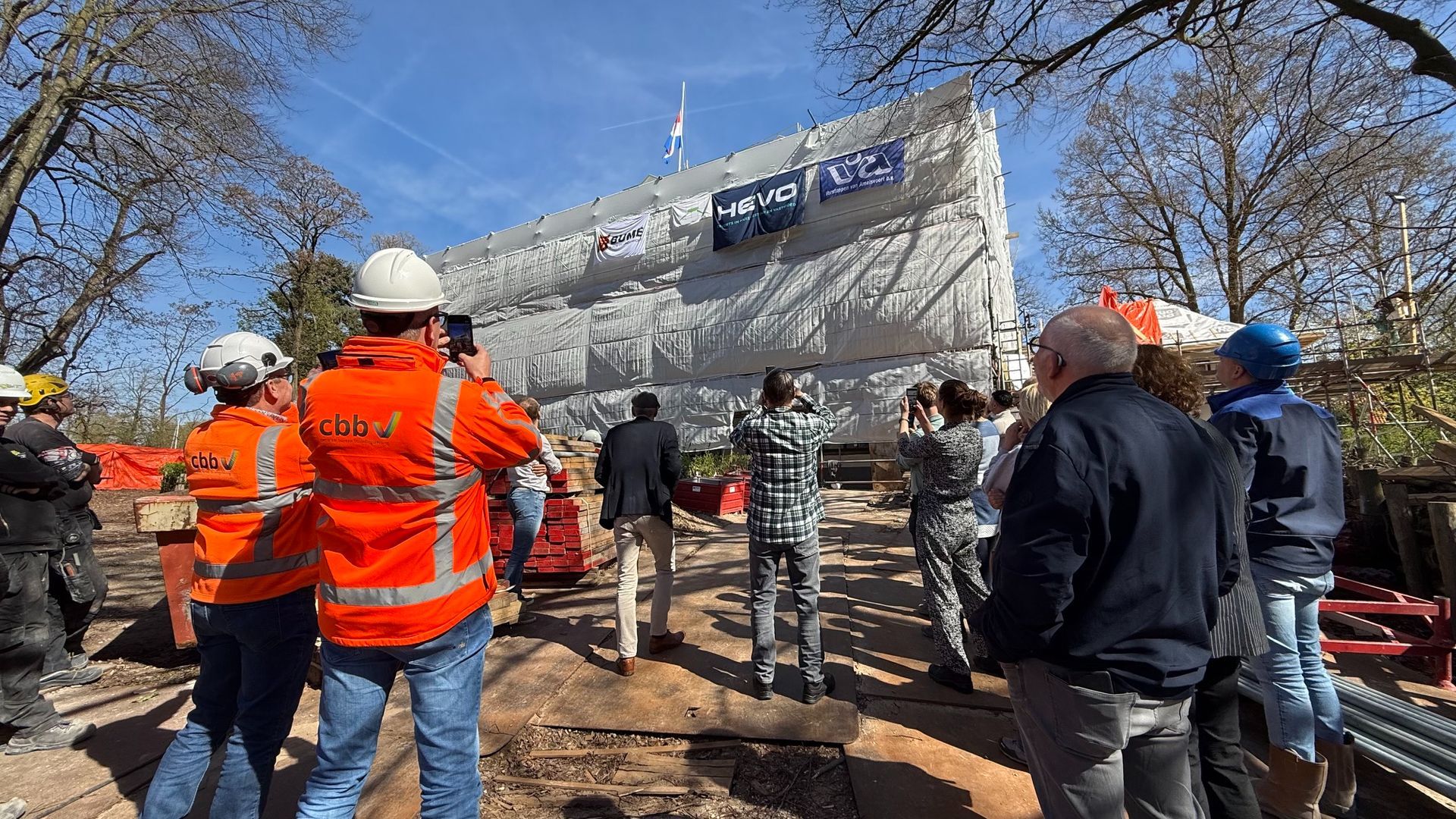 Vlag gehesen op basisschool, wethouder viert het ‘hoogste punt’ van de renovatie