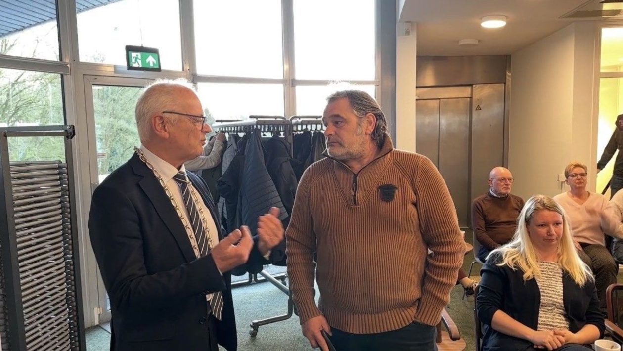 Burgemeester Wiggers (links) en Maarten Jansen (rechts). Foto: Omroep Gelderland