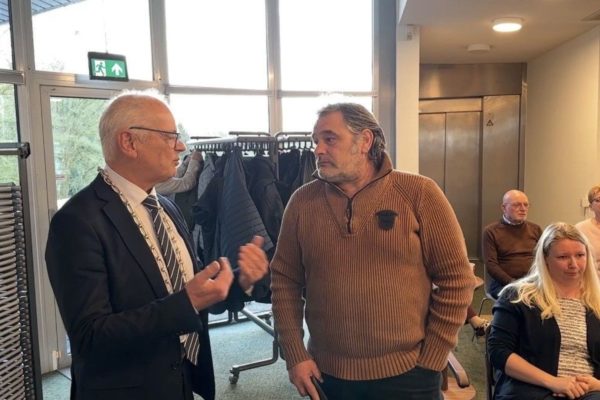 Burgemeester Wiggers (links) en Maarten Jansen (rechts). Foto: Omroep Gelderland