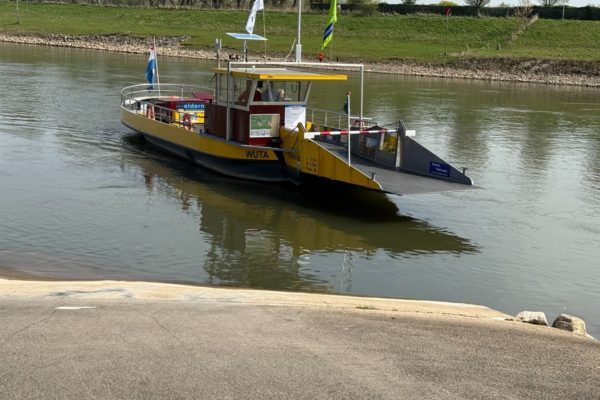 Gratis pont in Rheden voor scholieren en werkenden door brugafsluiting Foto: Martin Slijper
