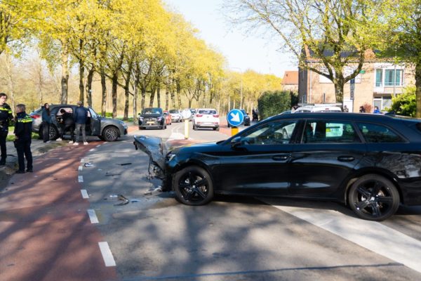 Flinke aanrijding op Waterstraat in Velp zorgt voor schade Foto: Persbureau Heitink
