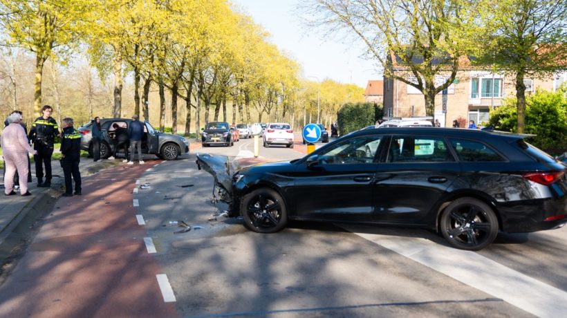 Flinke aanrijding op Waterstraat in Velp zorgt voor schade Foto: Persbureau Heitink