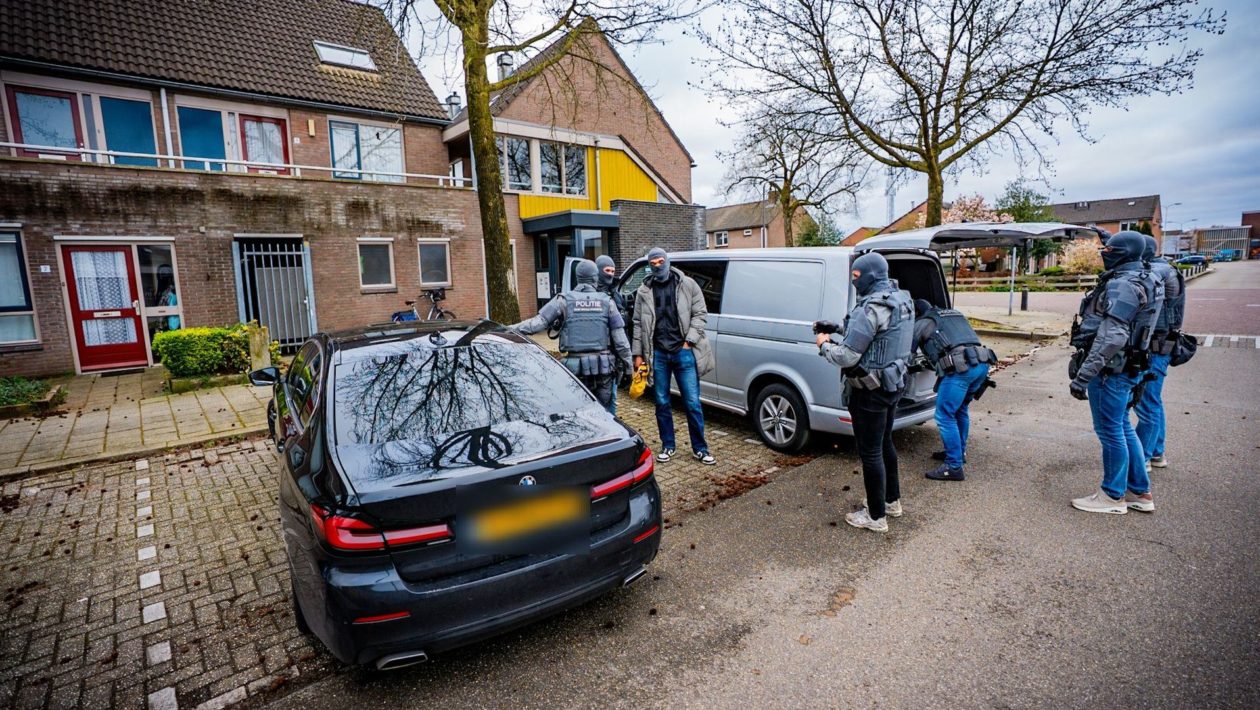 Arrestatieteam slaat toe bij inval in woning Dieren Foto: Persbureau Heitink