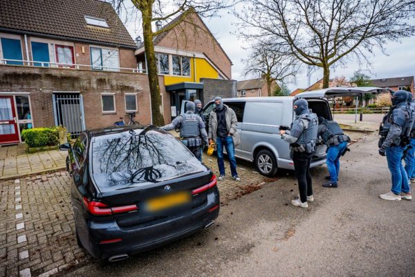 Arrestatieteam slaat toe bij inval in woning Dieren Foto: Persbureau Heitink