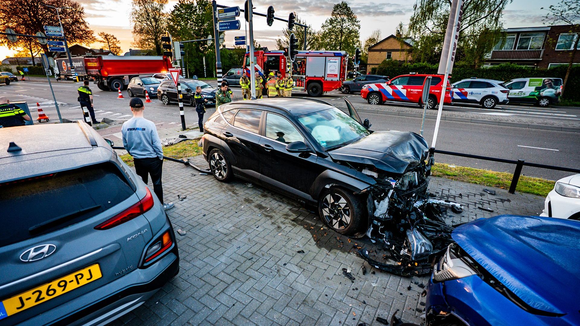 Gewonde bij ongeval N348, auto rijdt door hek tegen geparkeerde wagen