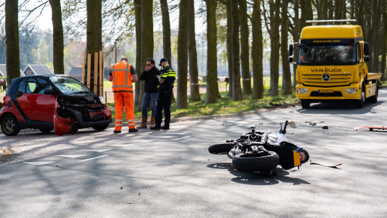 Motorrijder gewond na harde botsing op Middachterallee in Ellecom Foto: Persbureau Heitink